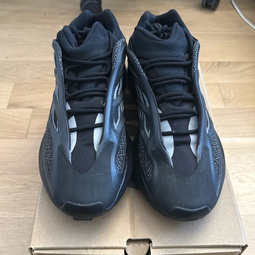 Yeezy 700 v3 Alvah 
Size 12